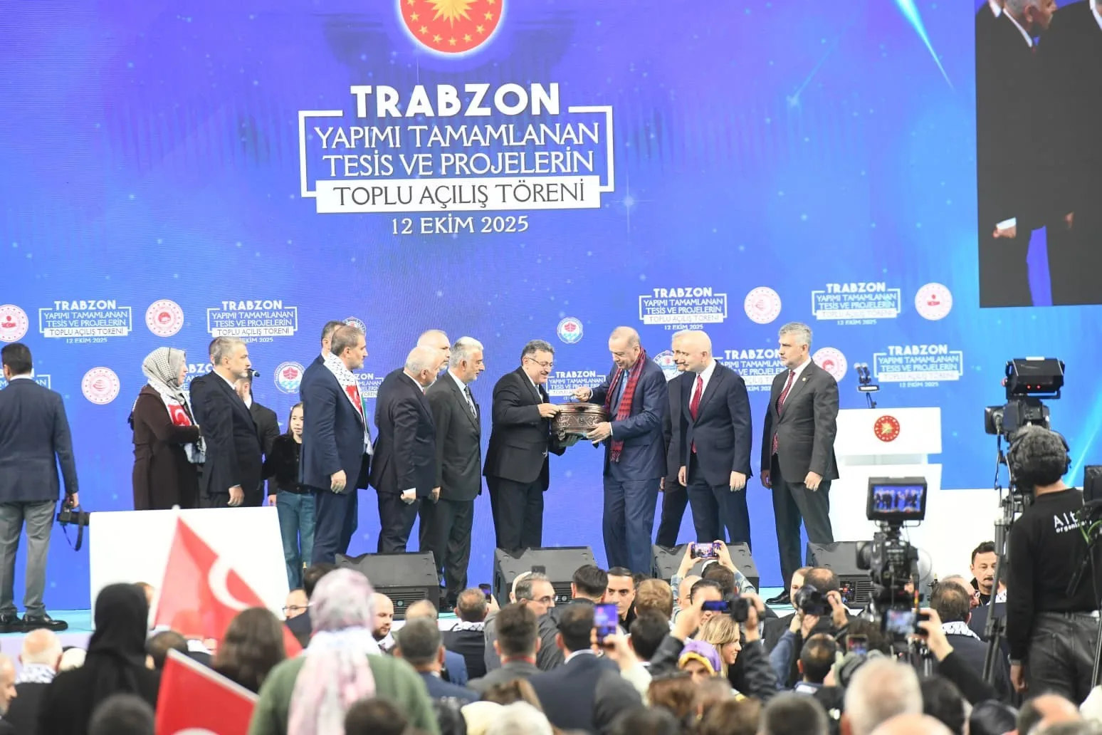 Cumhurbaşkanı Recep Tayyip Erdoğan’ın Trabzon’da gerçekleştirdiği toplu açılış töreninde konuşan