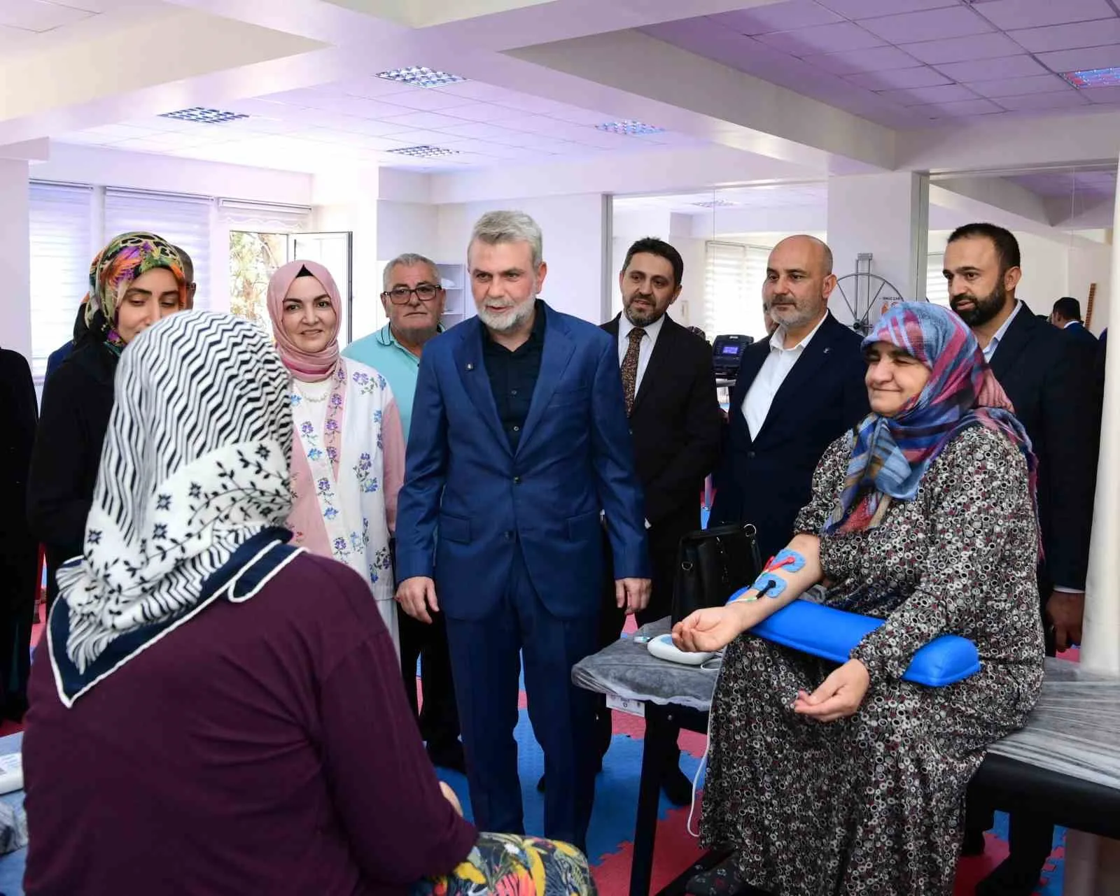 Dulkadiroğlu Divanlı Mahallesi’nde son hazırlıkların yapıldığı Aktif Yaşam Merkezi’ni ziyaret