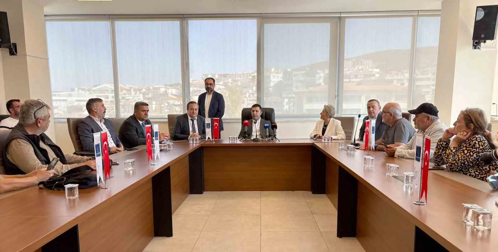 Başkan Ömer Günel, kendilerine tahsis edilen Kuşadası Belediyesi Ana Hizmet