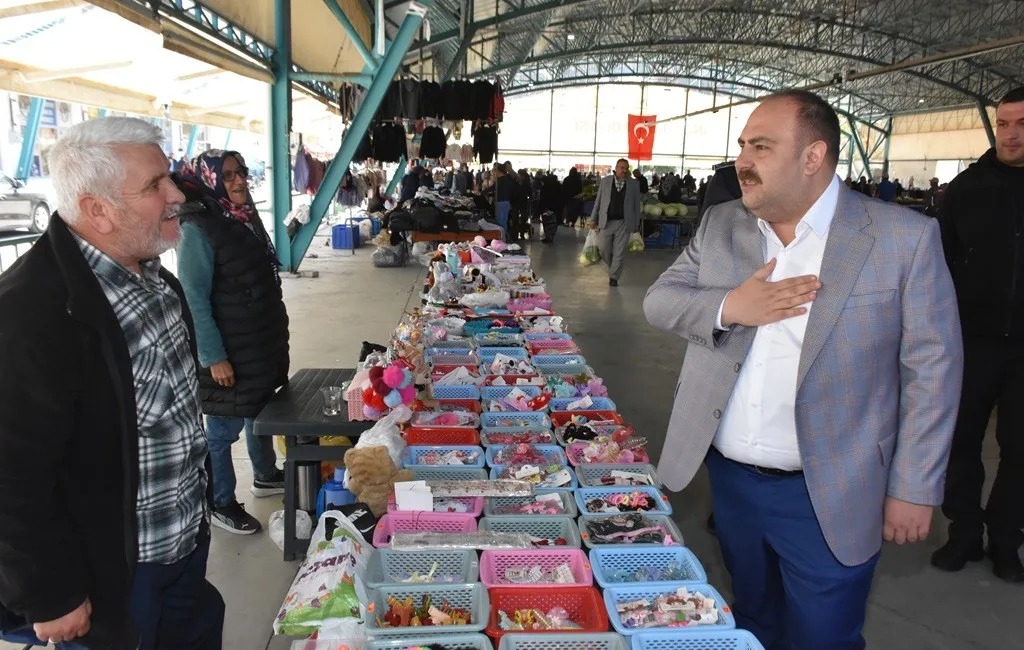 İnönü Belediye Başkanı Serhat Hamamcı, kapalı pazar hem vatandaşlarla hem