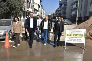 Karacabey Belediye Başkanı Fatih Karabatı, Emirsultan Mahallesi’nde yürütülen kaldırım ve