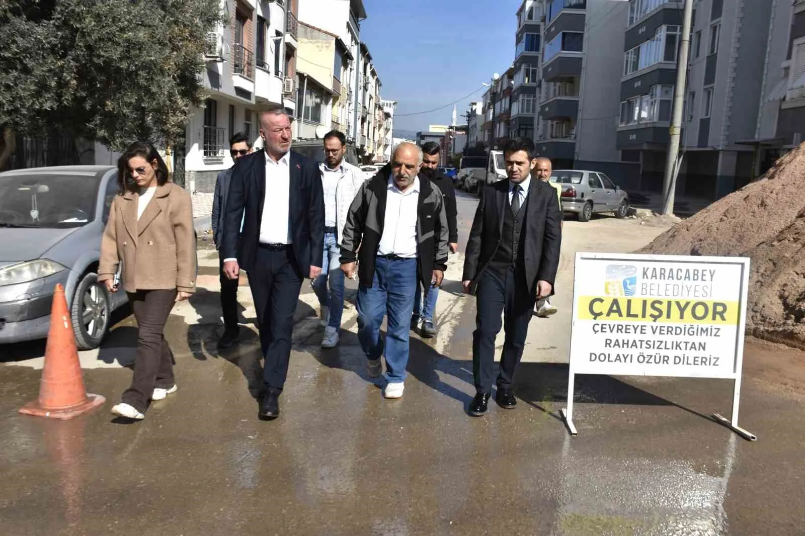 Karacabey Belediye Başkanı Fatih Karabatı, Emirsultan Mahallesi’nde yürütülen kaldırım ve