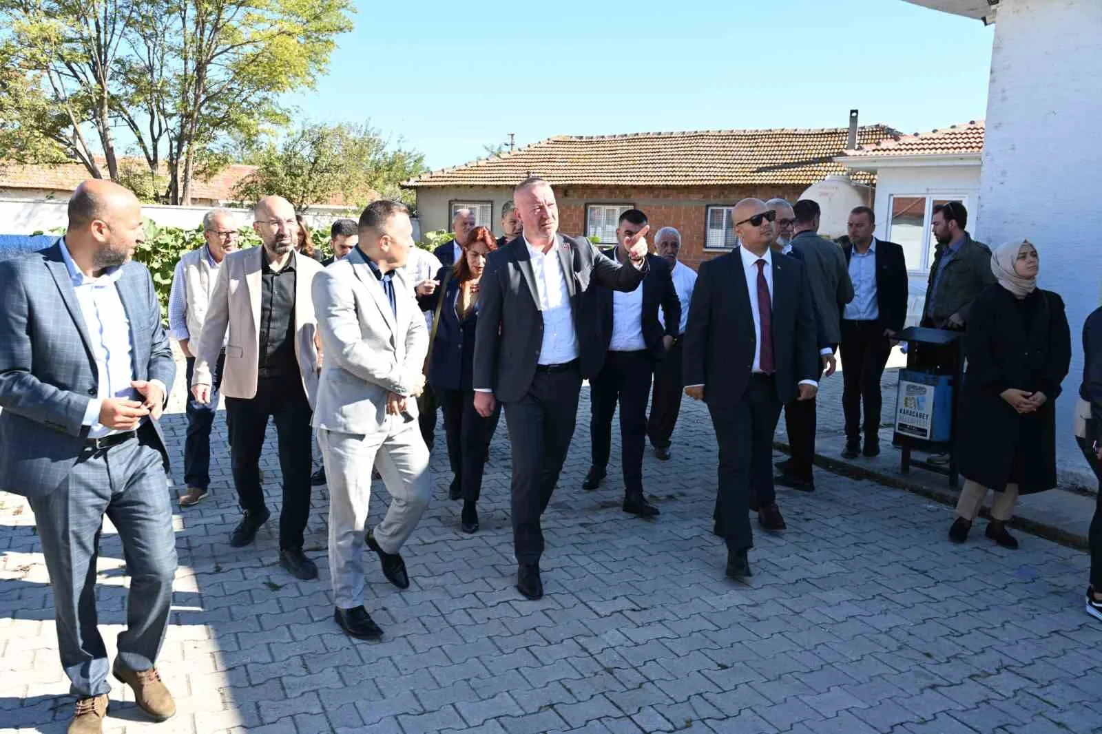 Karacabey Belediye Başkanı Fatih Karabatı, saha belediyeciliği anlayışını sürdürerek bu