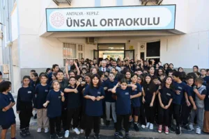 Kepez’deki okulları tek tek gezerek eğitim yuvalarının taleplerini yerinde dinleyen