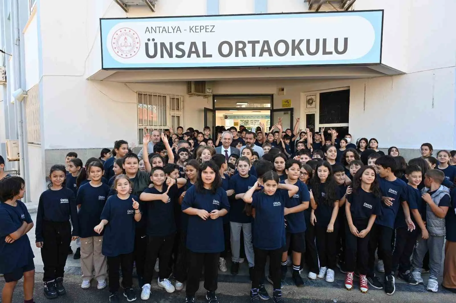 Kepez’deki okulları tek tek gezerek eğitim yuvalarının taleplerini yerinde dinleyen