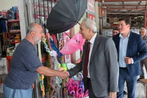 Kepez Belediye Başkanı Mesut Kocagöz, Varsak bölgesindeki esnaf ziyaretinde ortak