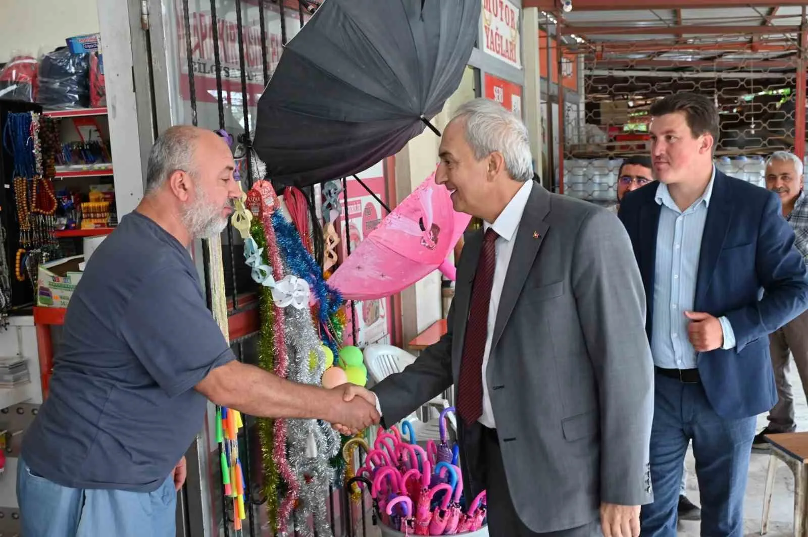 Kepez Belediye Başkanı Mesut Kocagöz, Varsak bölgesindeki esnaf ziyaretinde ortak