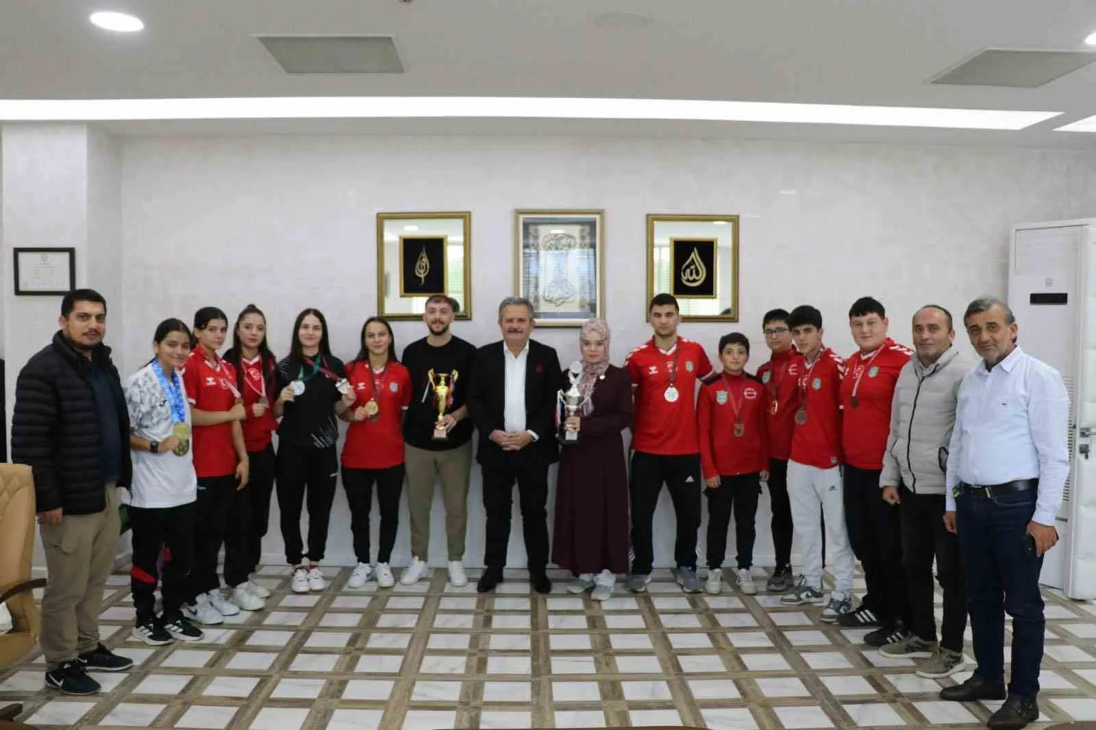 Cumayeri Belediyesi Spor Kulübü halter sporcuları, uluslararası arenada elde ettikleri