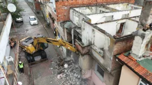 Samsun’un İlkadım Belediye Başkanı İhsan Kurnaz, ilçede metruk binaların yıkım