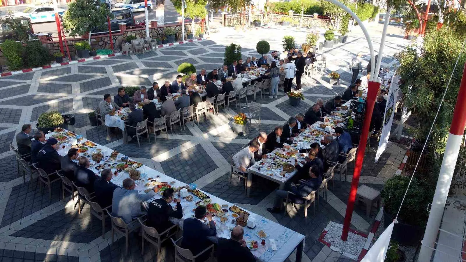 Bozdoğan’da Muhtarlar Günü dolayısıyla düzenlenen çelenk töreninin ardından Bozdoğan Belediye
