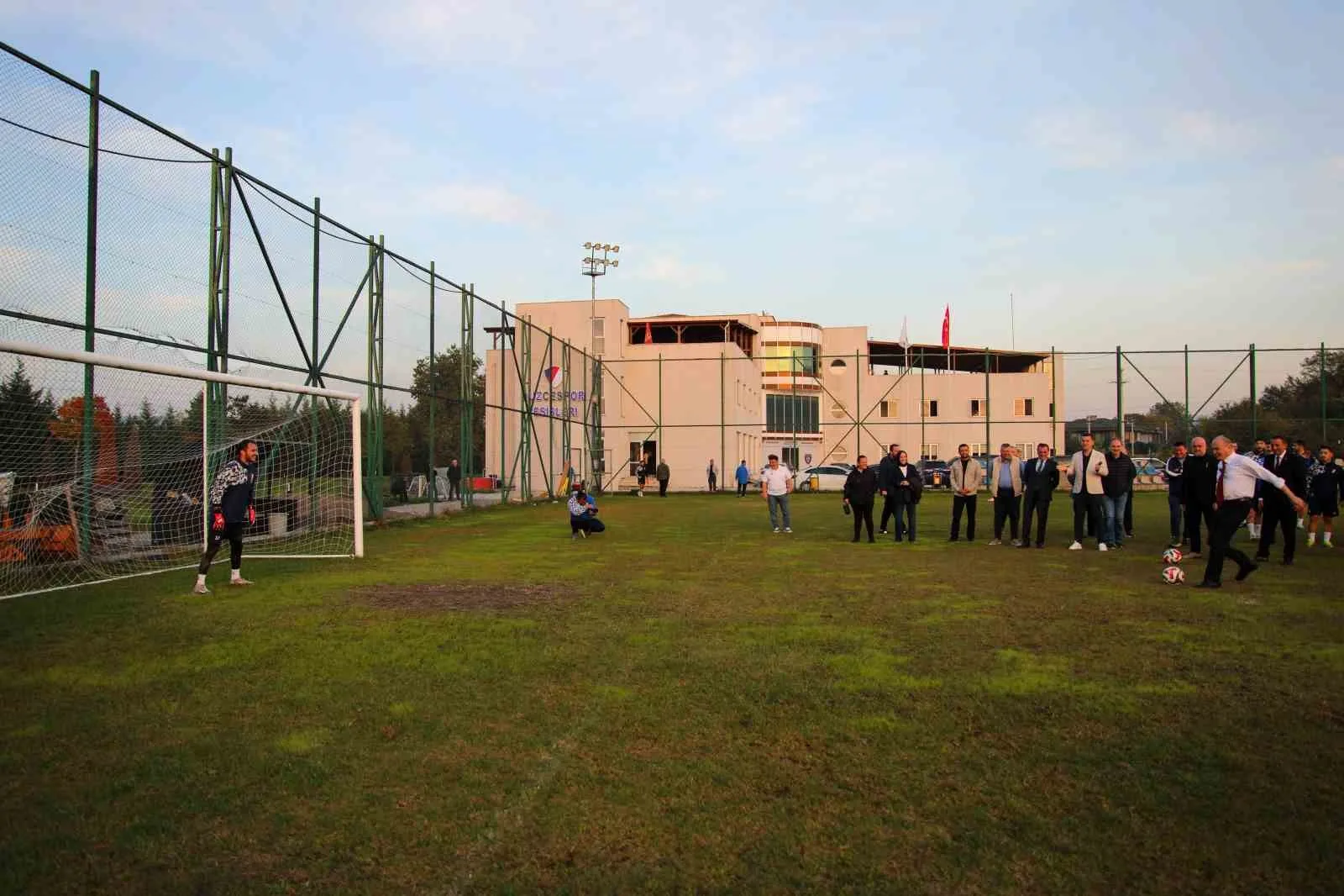 Düzce Belediye Başkanı Dr. Faruk Özlü, namağlup ünvanını koruyan Düzcespor’u