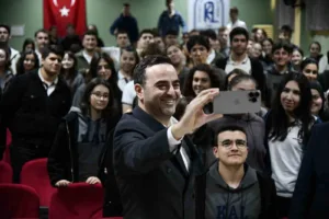 Başiskele Belediye Başkanı Yasin Özlü, “Gençlerle Baş Başa” programı kapsamında