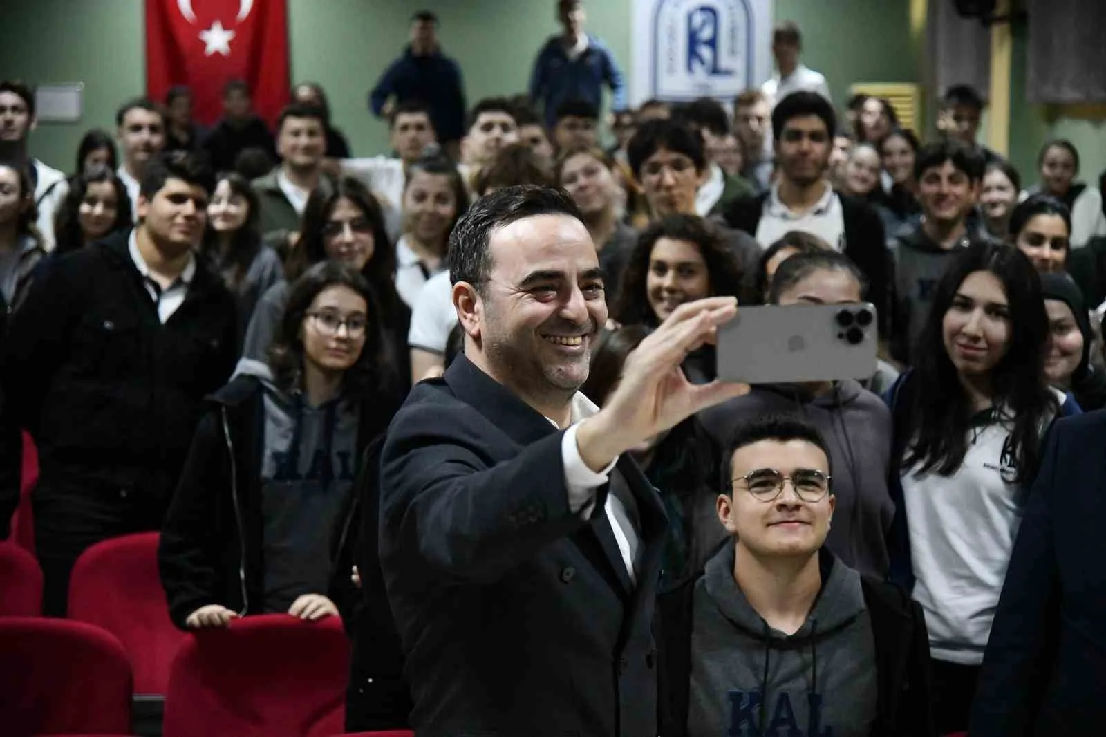 Başiskele Belediye Başkanı Yasin Özlü, “Gençlerle Baş Başa” programı kapsamında