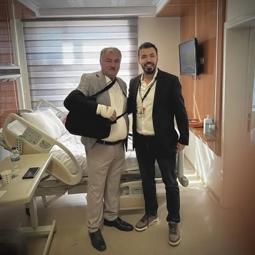 Beyağaç Belediye Başkanı Sezayi Pütün, kolundan yaşadığı sağlık sorunu nedeniyle