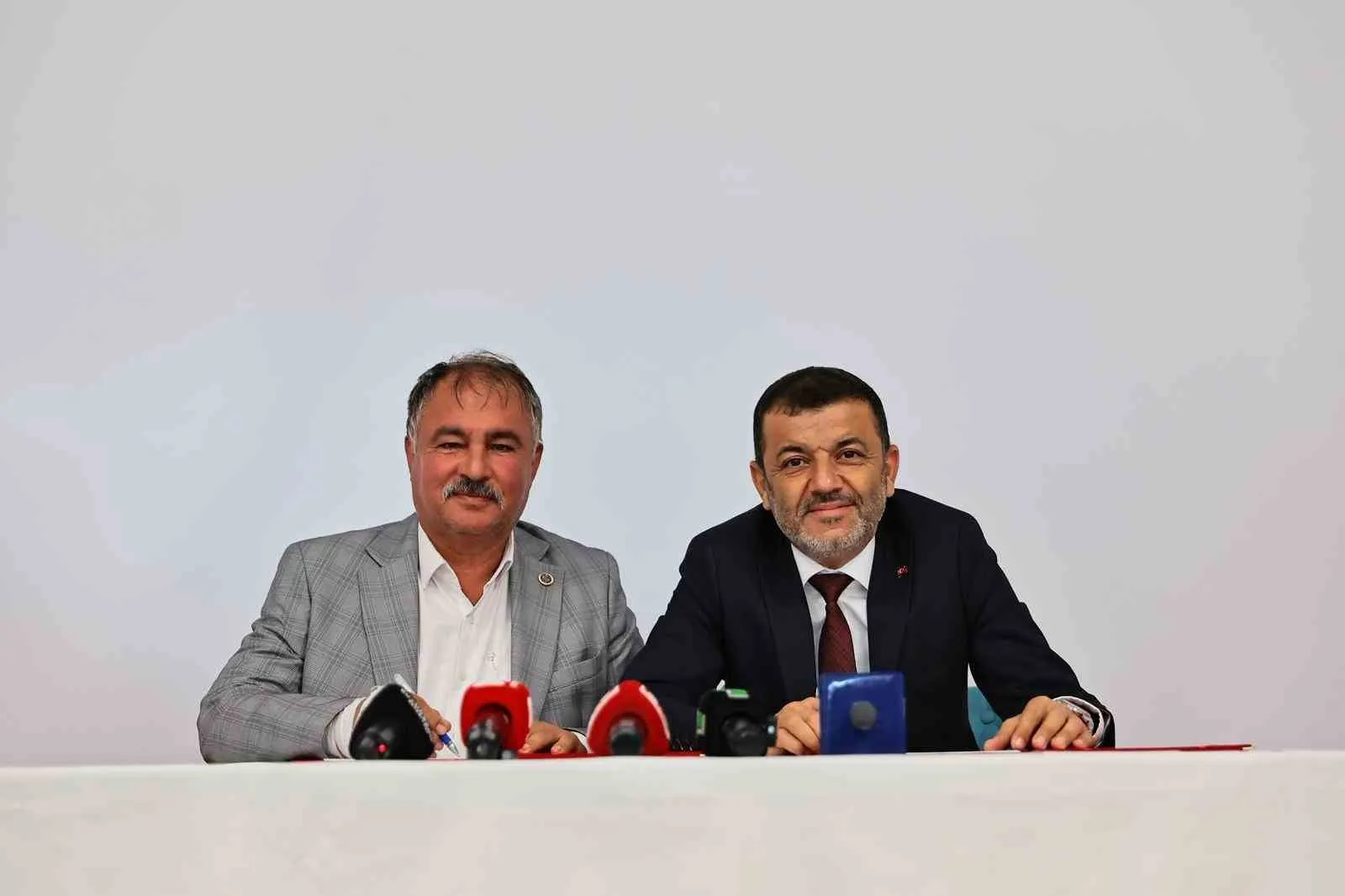 Denizli’nin Beyağaç Belediye Başkanı Sezayi Pütün, Dünya Hayvanları Koruma Gününde