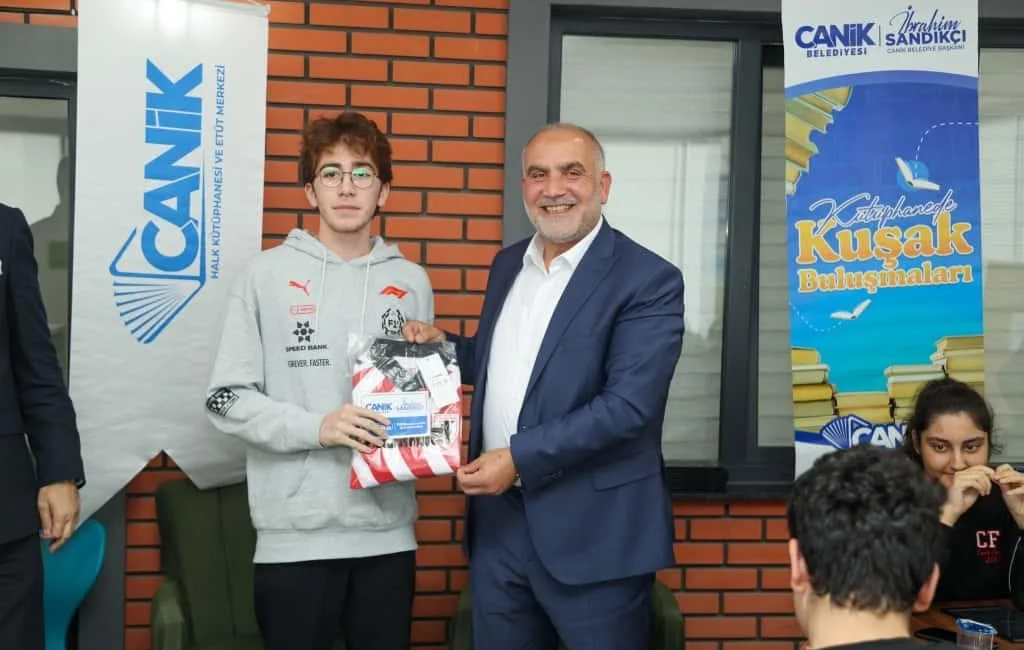 “Kütüphanede Kuşak Buluşmaları” programıyla öğrencilerle bir araya gelen Canik Belediye