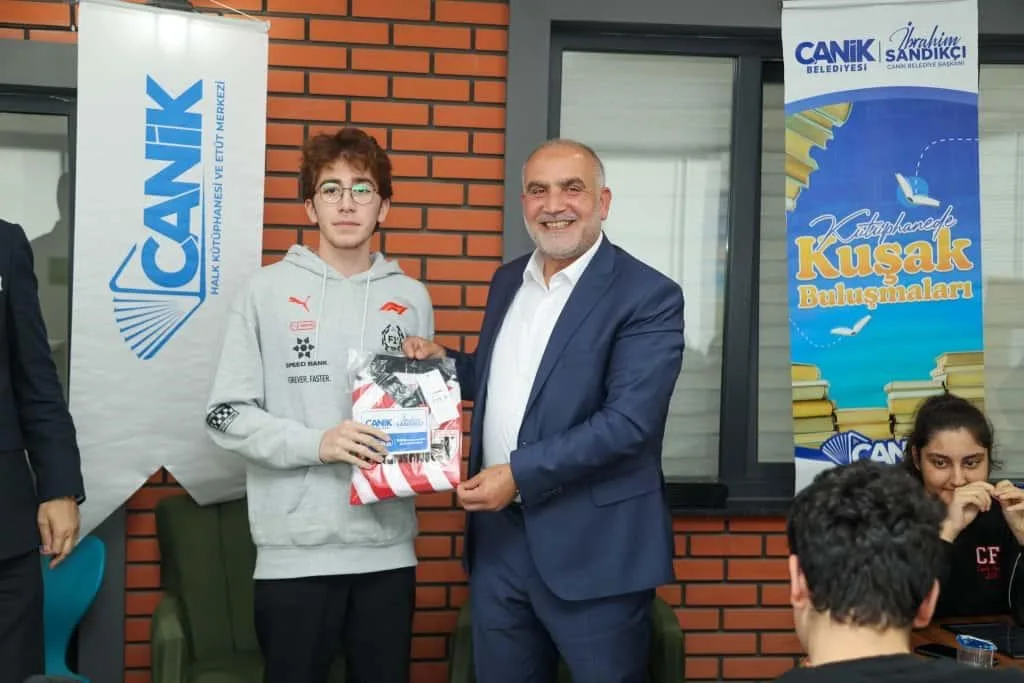 “Kütüphanede Kuşak Buluşmaları” programıyla öğrencilerle bir araya gelen Canik Belediye