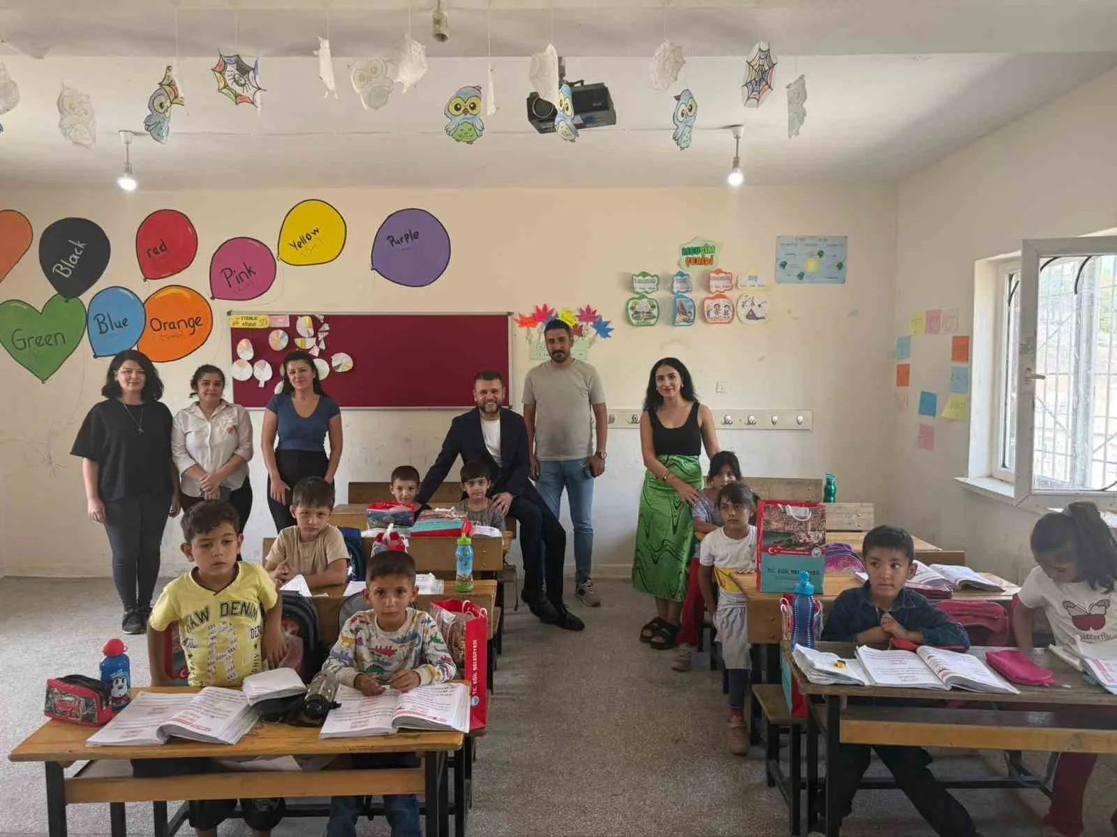 Diyarbakır’ın Eğil İlçe belediye Başkanı Fırat Seydaoğlu, ilçedeki okulları gezerek