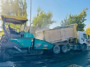 Patnos’ta altyapısı tamamlanan yolların sıcak asfalt çalışmaları devam ediyor. Özellikle