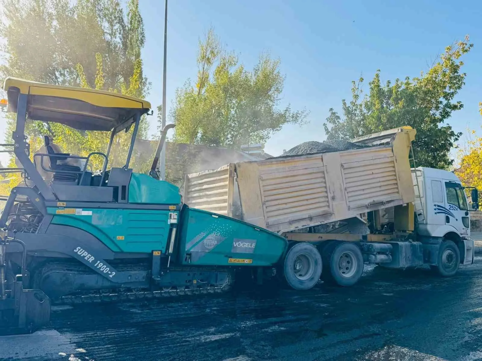 Patnos’ta altyapısı tamamlanan yolların sıcak asfalt çalışmaları devam ediyor. Özellikle