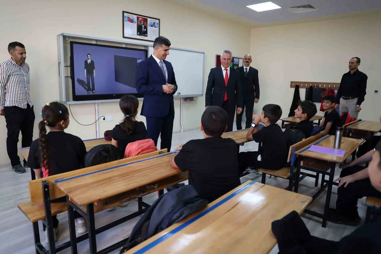 Akdeniz Kaymakamı ve Belediye Başkan Vekili Zeyit Şener, okulların açıldığı