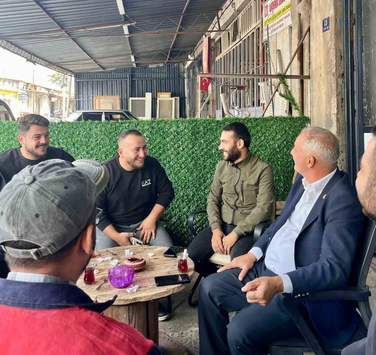 Atça Sanayi Sitesi’nde genç esnafları ziyaret ederek taleplerini yerinde dinleyen