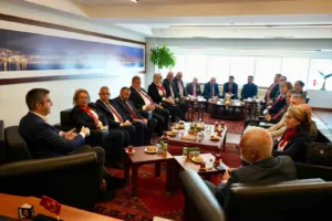 Kartal’da görev yapan 20 mahallenin muhtarları, Kartal Belediye Başkanı Gökhan