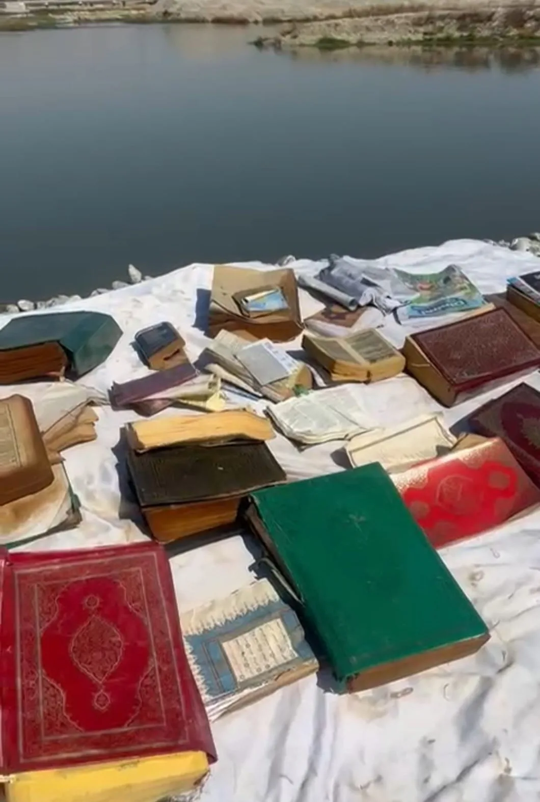 Batman’da vatandaşlar tarafından Batman Çayı kenarında çuvallar içerisinde çok sayıda