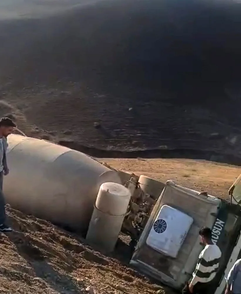 Batman’da sürücüsünün direksiyon hakimiyetini kaybettiği beton mikseri şarampole yuvarlandı. Kazada