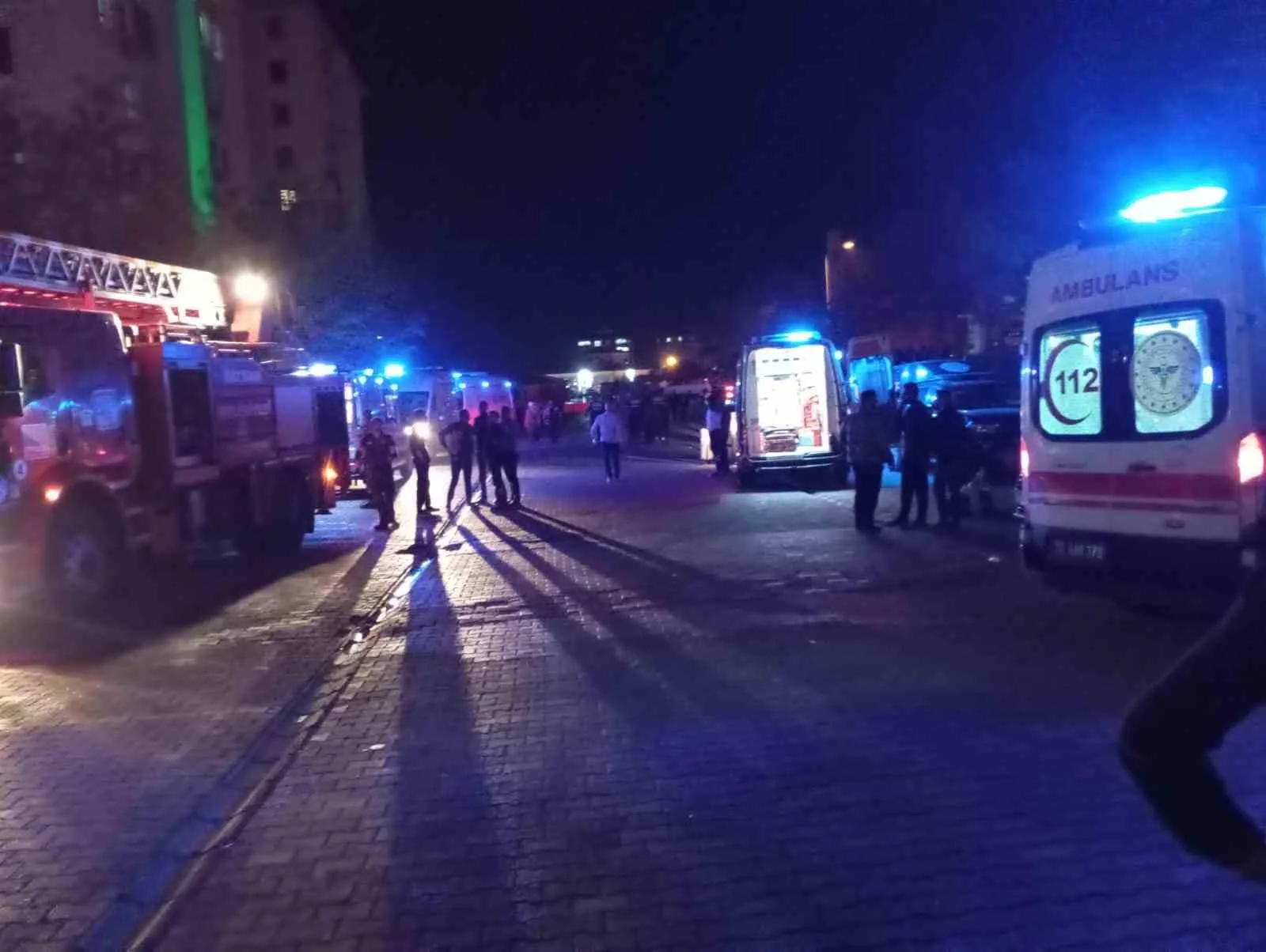 Batman’da bir evde çıkan yangında mahsur kalan ve ekiplerin müdahalesiyle