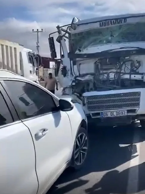 Batman’da hafriyat kamyonuyla 2 otomobilin çarpıştığı trafik kazasında 2 kişi