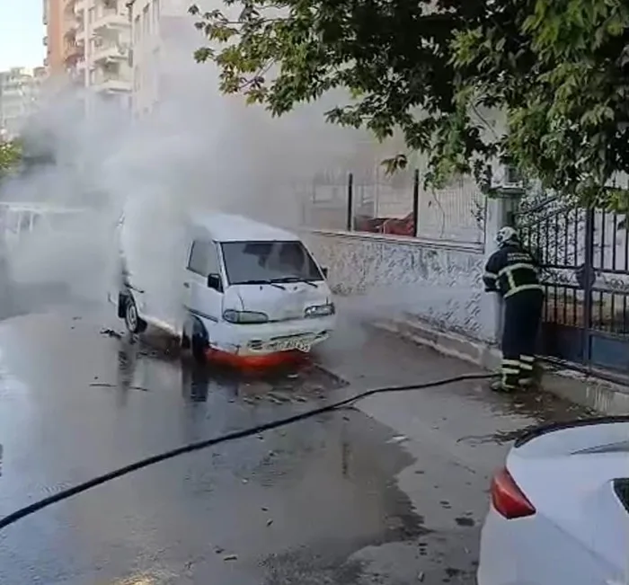 Batman’da park halindeki bir minibüs, henüz belirlenemeyen bir nedenle çıkan