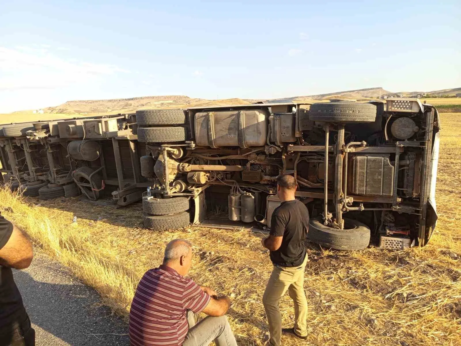 Batman’da meydana gelen kazada saman yüklü tırın yan yatması sonucu