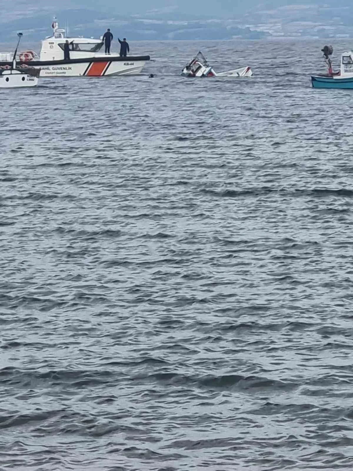 Çanakkale’nin Gelibolu ilçesi açıklarında alabora olan teknenin batması sonucu 3