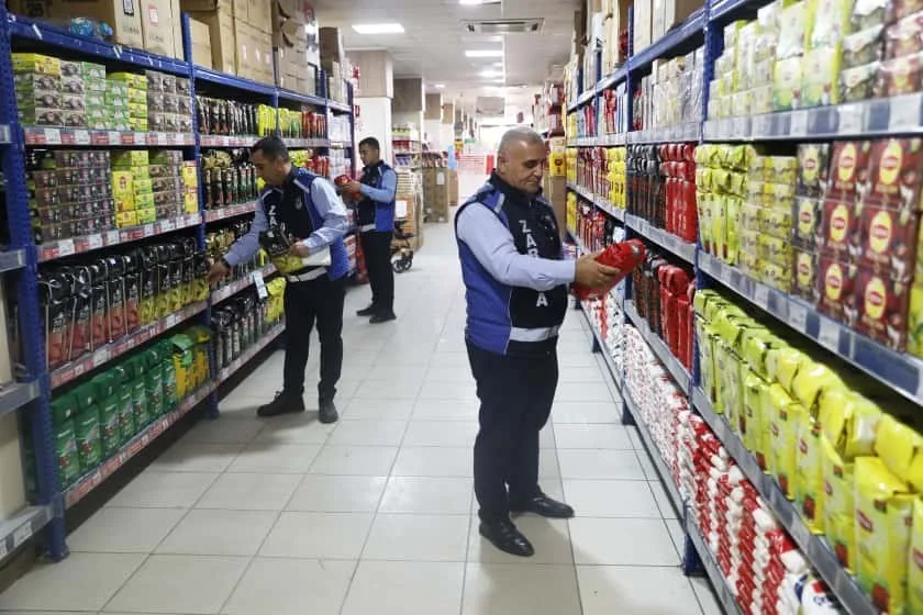 Battalgazi Belediyesi Zabıta Müdürlüğü ekipleri, vatandaşların güvenli ve sağlıklı alışveriş