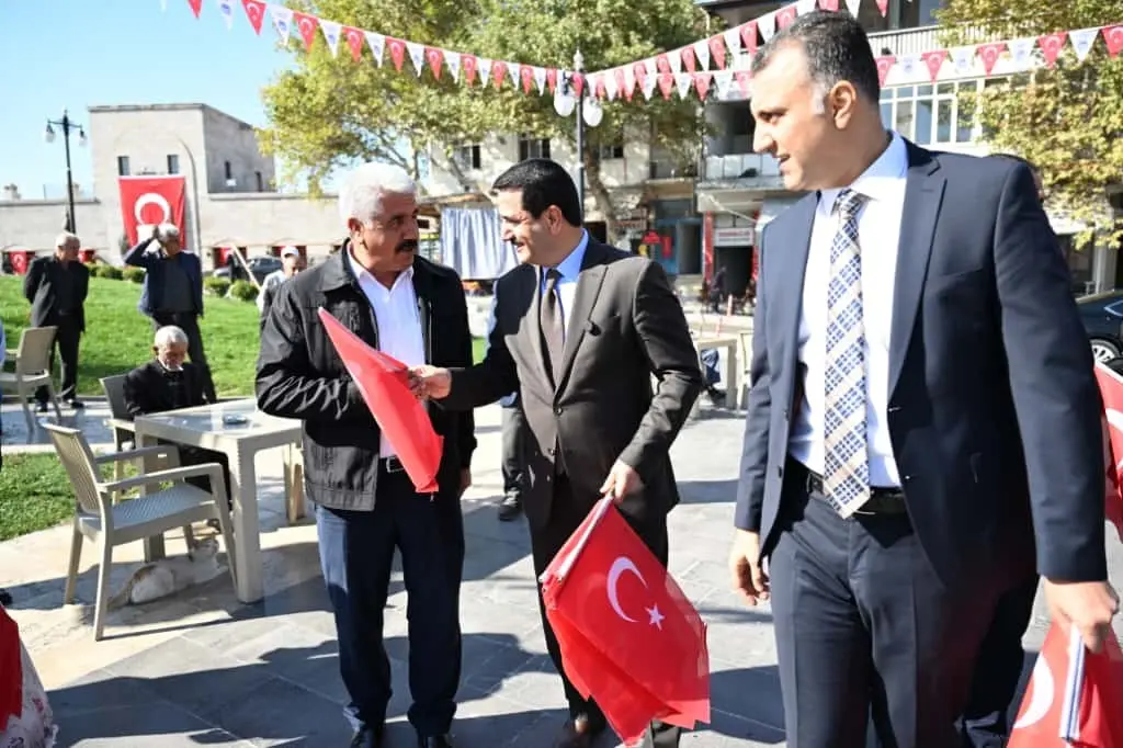 Battalgazi Belediye Başkanı Bayram Taşkın, Cumhuriyetin 102. yılı dolayısıyla esnaf