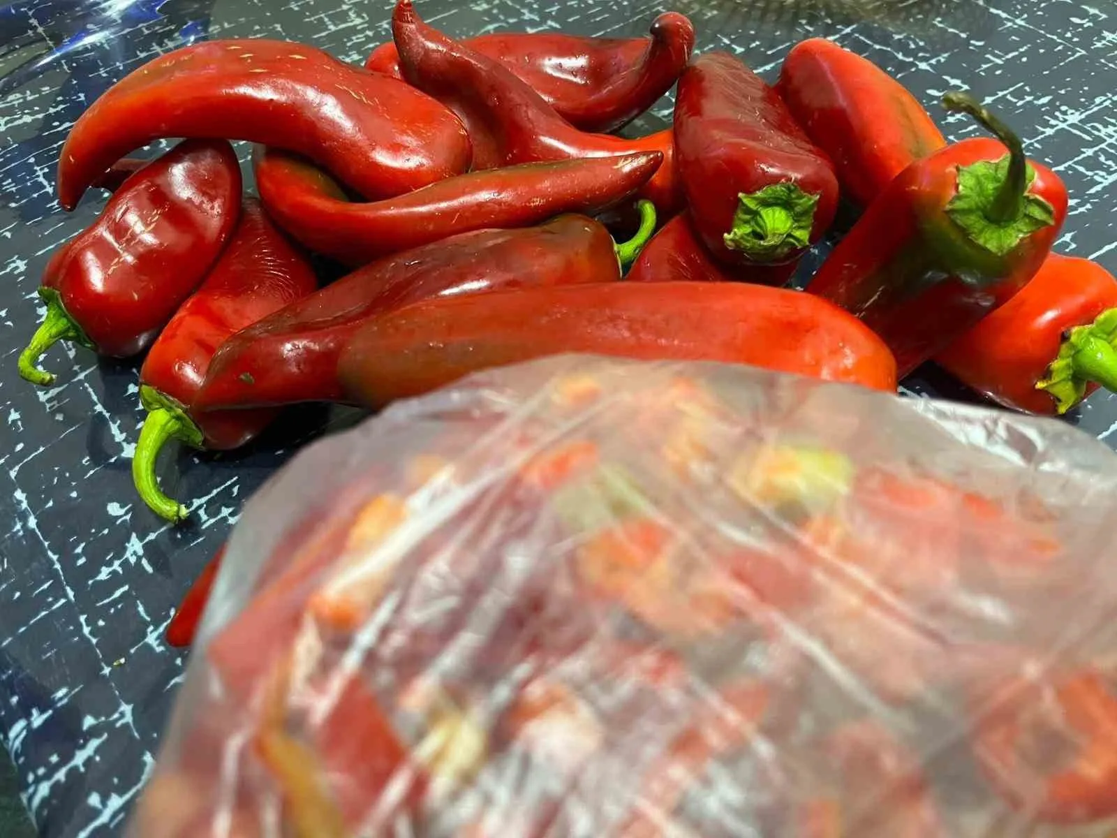 Bayburt’ta kadınlar, yaklaşan kış öncesi geleneksel kışlık hazırlıklarını sürdürüyor. Her