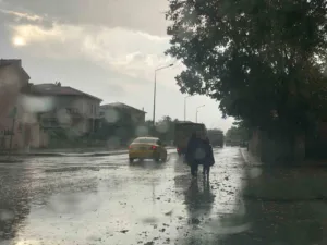 Bayburt kent merkezinde aralıklı sağanak yağış yüksek kesimlerde kar yağışı