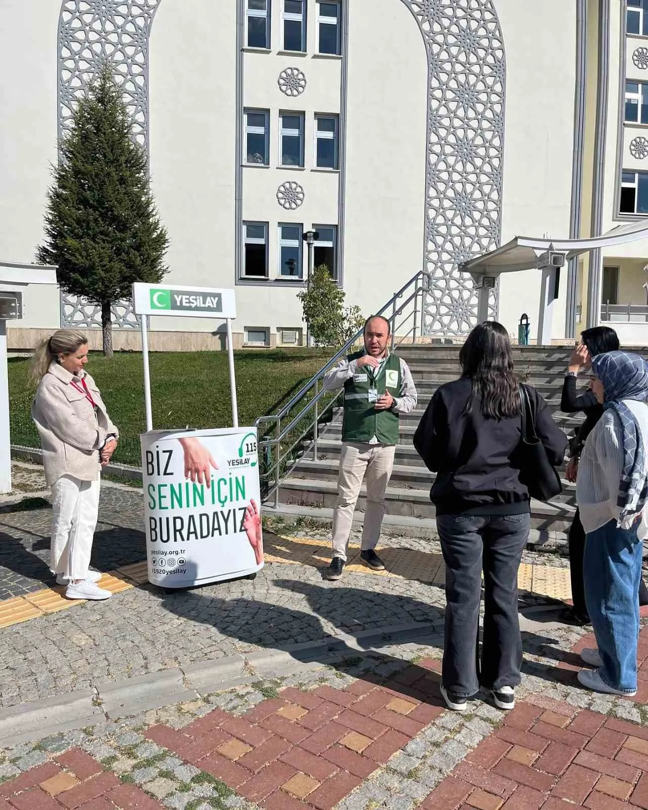 Bayburt Yeşilay Şubesi, Baberti ve Dede Korkut kampüslerinde stant açarak,