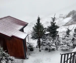 Bayburt’un yüksek kesimlerine ekim ayının 13’ünde kar yağdı. Yaylalar beyaz