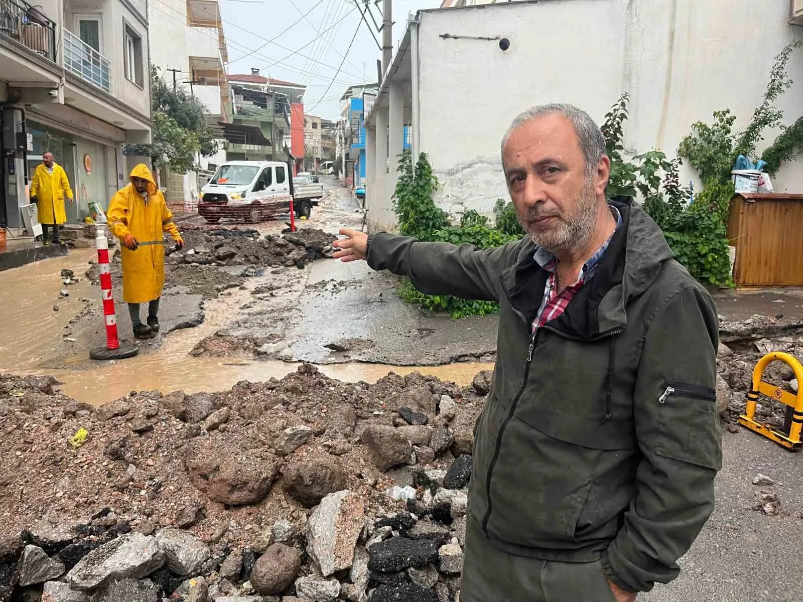 İzmir’de etkili olan sağanak yağış sebebiyle Bayraklı ilçesinde birçok bölgede