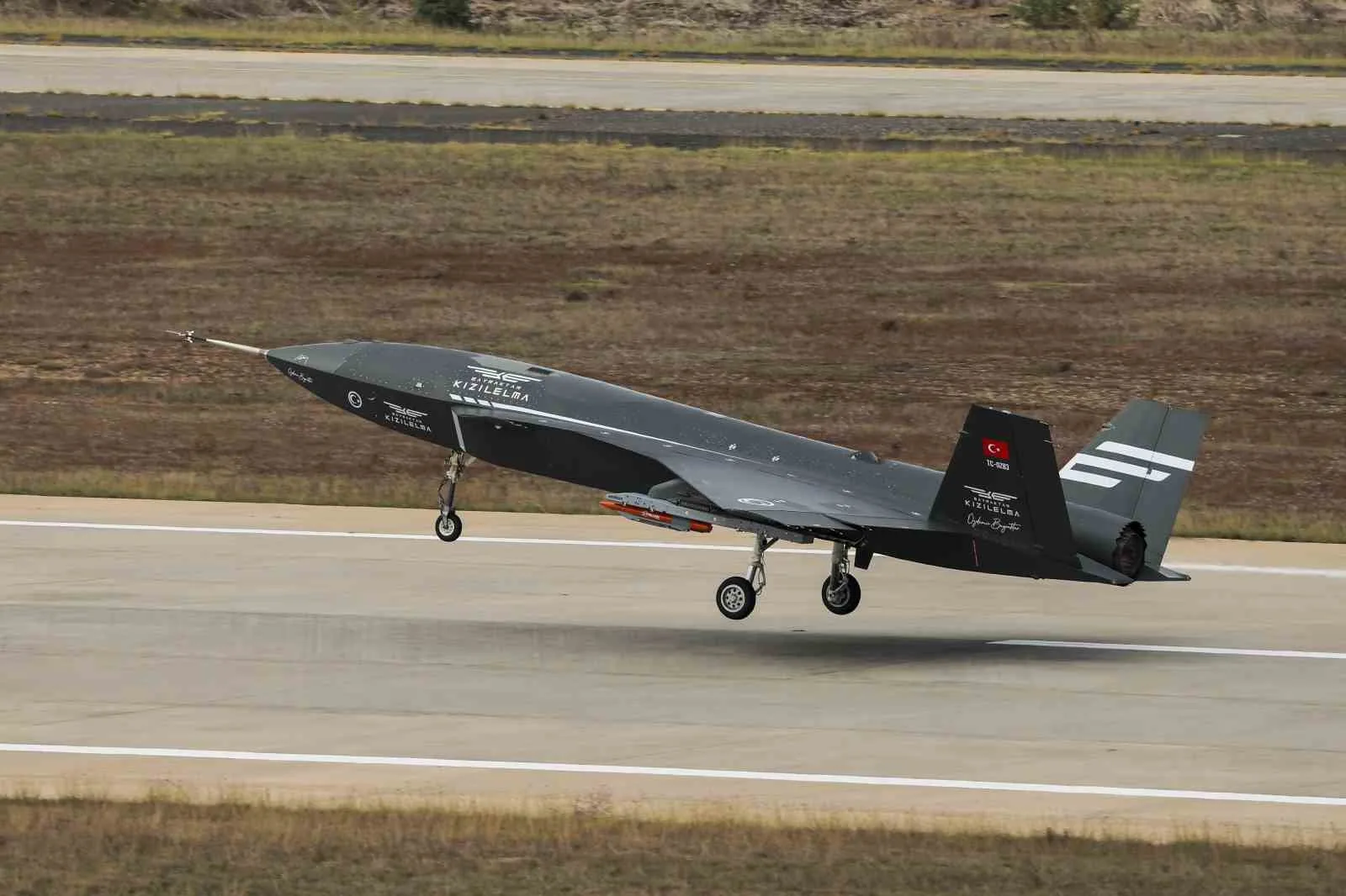 Baykar tarafından geliştirilen Türkiye’nin ilk insansız savaş uçağı Bayraktar KIZILELMA,