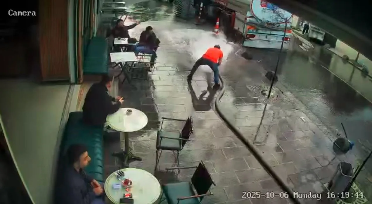 İstanbul Bayrampaşa’da bir kafe işletmecisi, iş yerinin önünü tazyikli su
