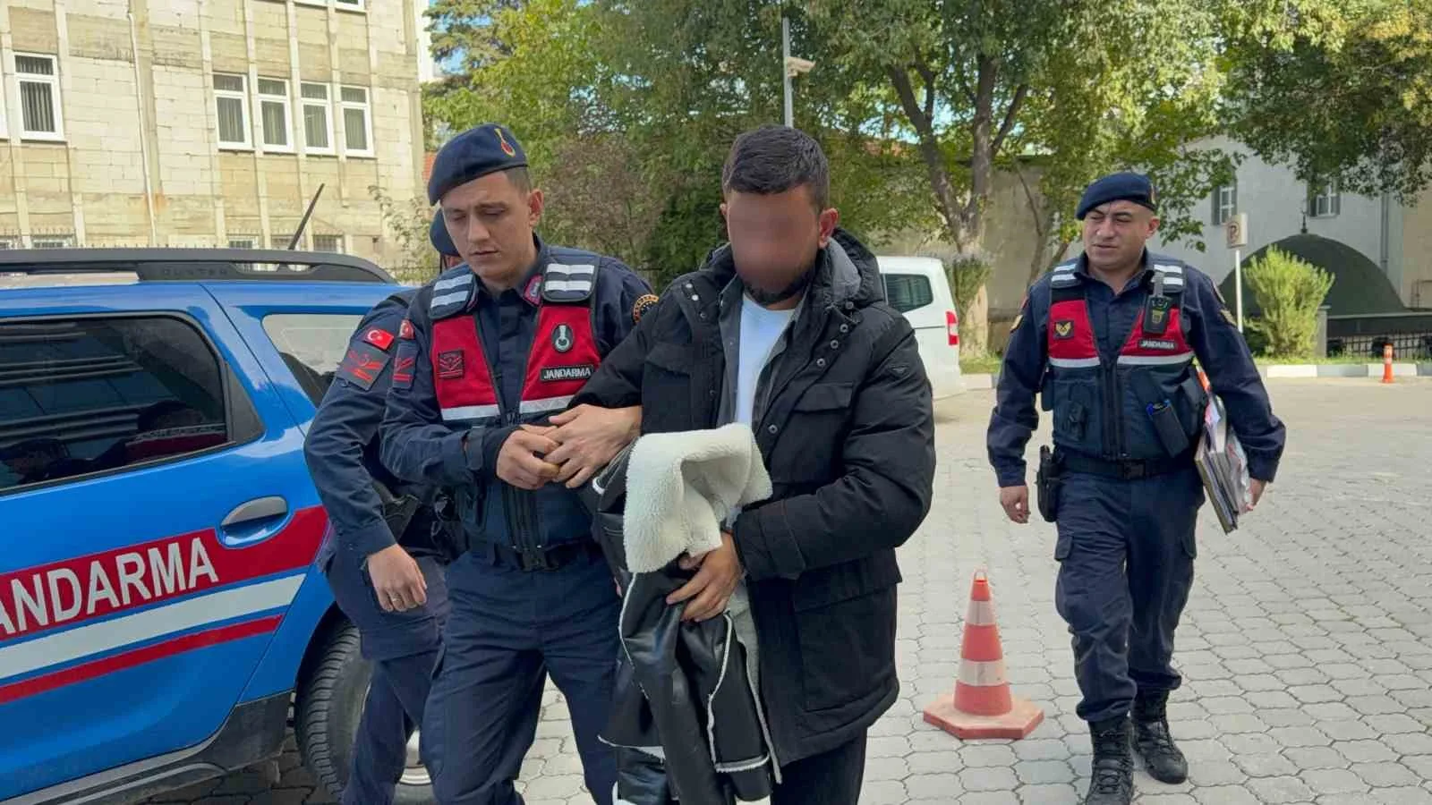 Samsun’da jandarmanın yaptığı aramada evindeki bazanın altına saklanmış 3 bin
