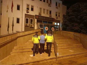 Kocaeli’de trafikte tehlikeli hareketler yaparak, içerisinde bebek ve çocuğun bulunduğu