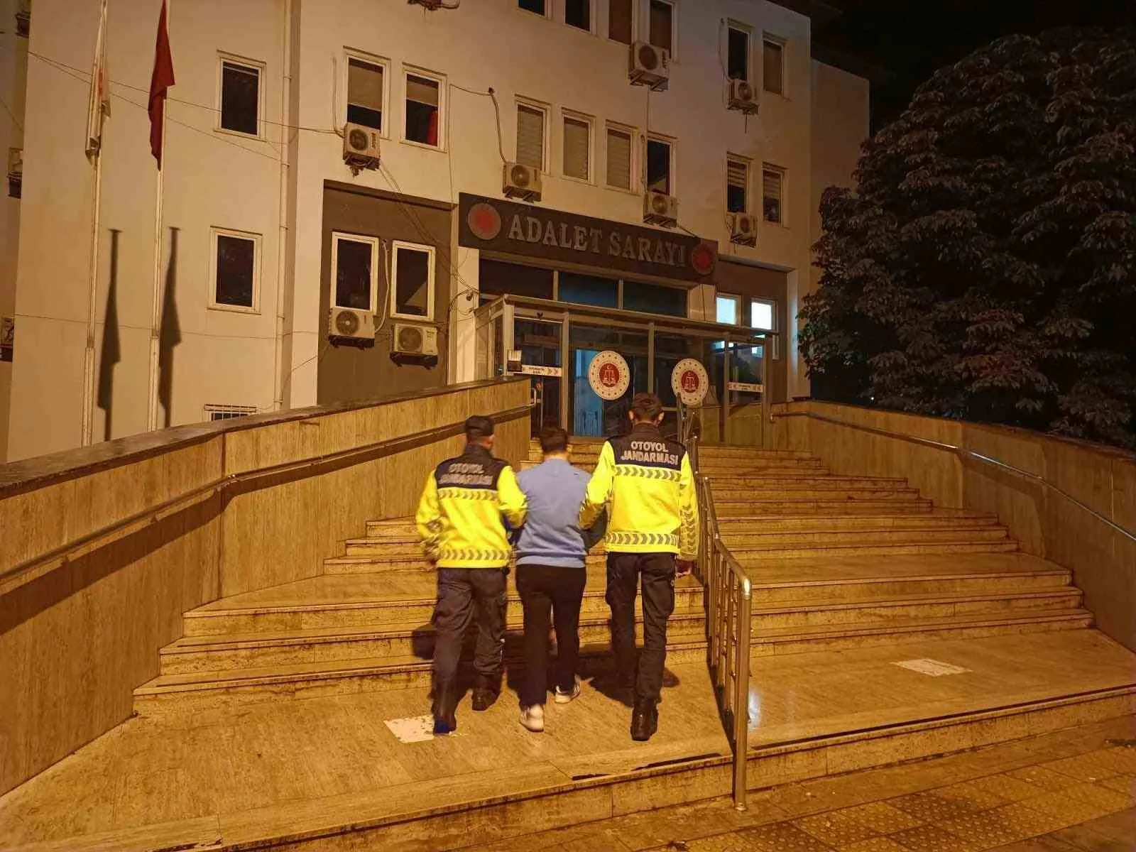 Kocaeli’de trafikte tehlikeli hareketler yaparak, içerisinde bebek ve çocuğun bulunduğu