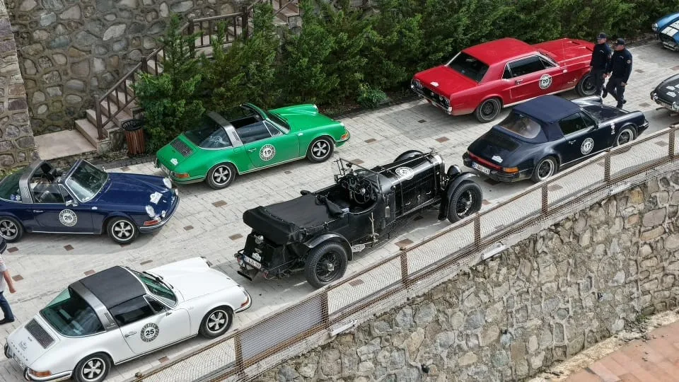 Bakü’den yola çıkan 27 klasik araçlık Belçikalı turist kafilesi, Sarp