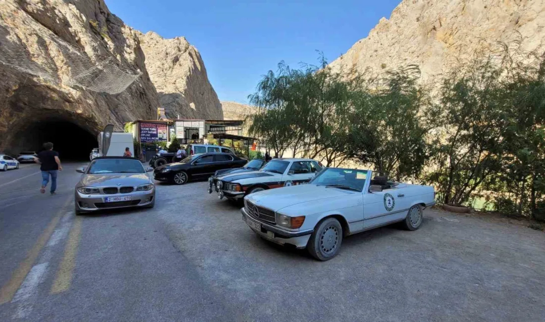 Bakü’den yola çıkan 27 klasik araçlık Belçikalı turist kafilesi, Erzincan’ın