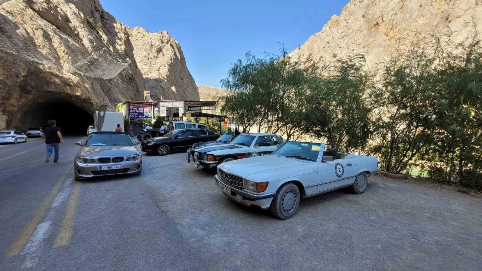 Bakü’den yola çıkan 27 klasik araçlık Belçikalı turist kafilesi, Erzincan’ın