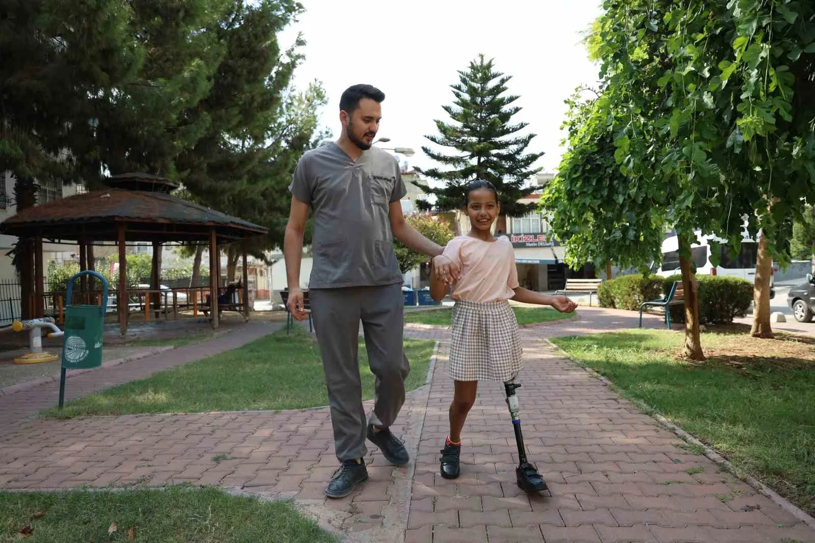 Adana’da Büyükşehir Belediyesi’ne ait yolcu otobüsünün çarpması sonucu 4 sene